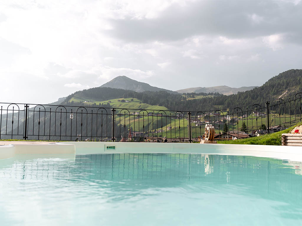 Outdoor swimming pool Garni La Tambra